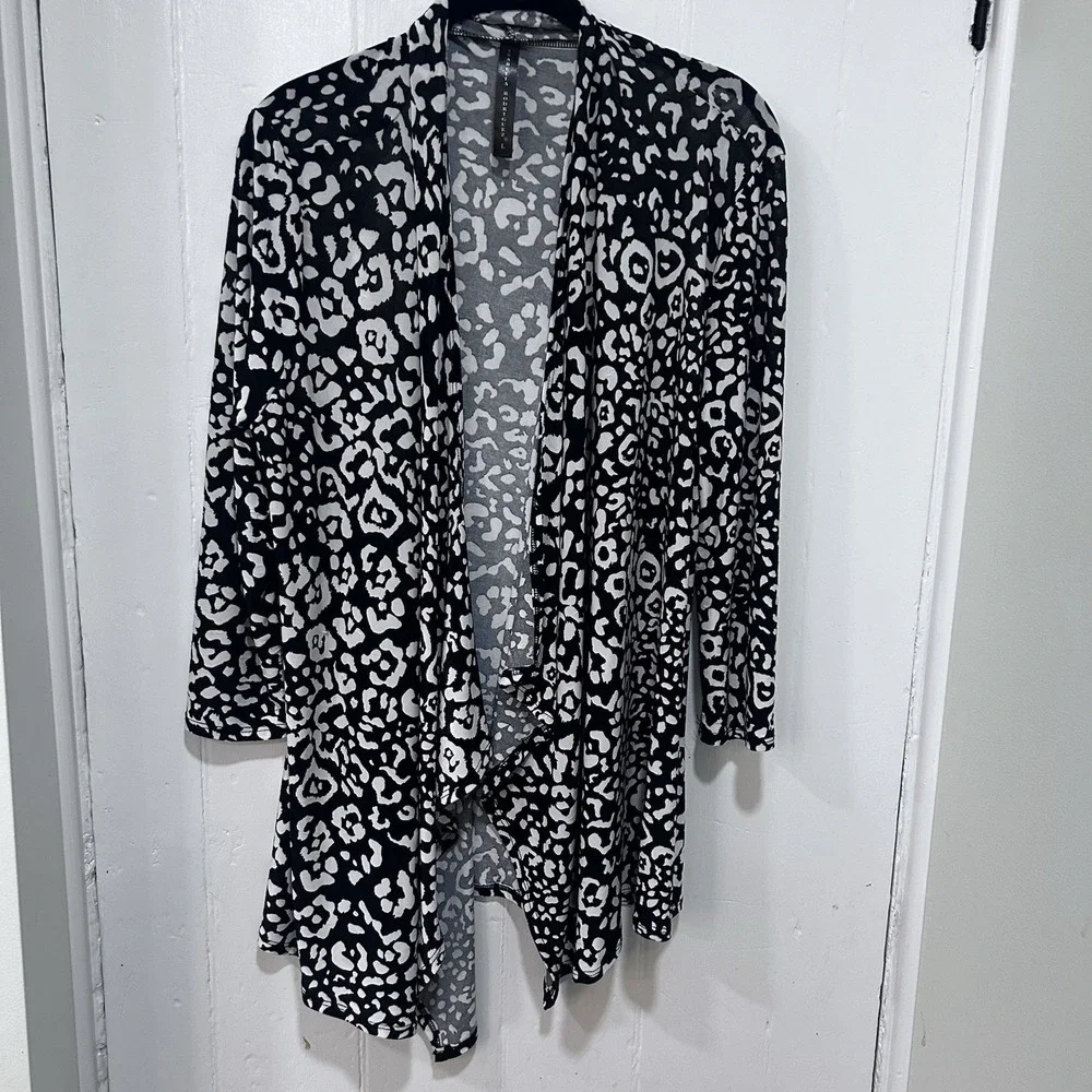 Isabella Rodriguez L Black White Print Open Front Swing Cardigan Waterfall Hem
